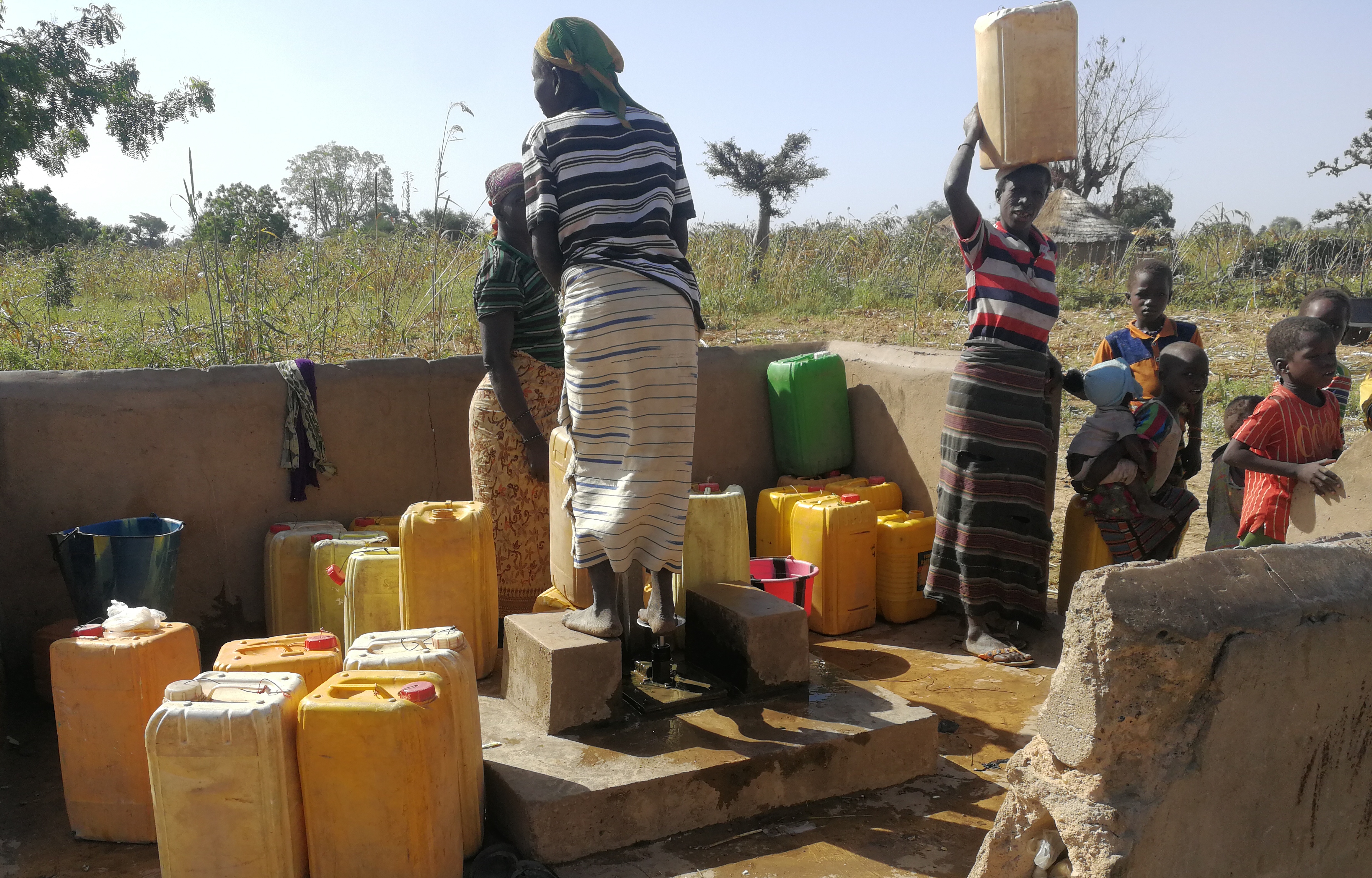 Women at the water pump in Niger
