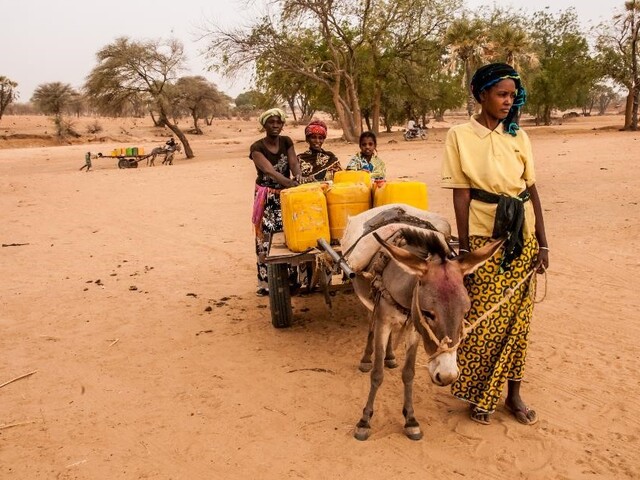 Woman fetching water in northern Burkina - © IRC Burkina