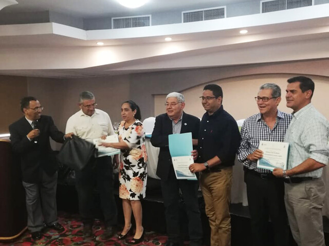 Mayors receive a certificate of recognition for their participation in the Forum with Mayors Honduras