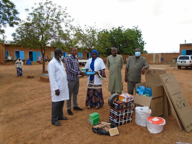 Les agents de santé et l’équipe cadre de l’hôpital de district de Torodi, reçoivent des mains de IRC Niger des équipements pour 