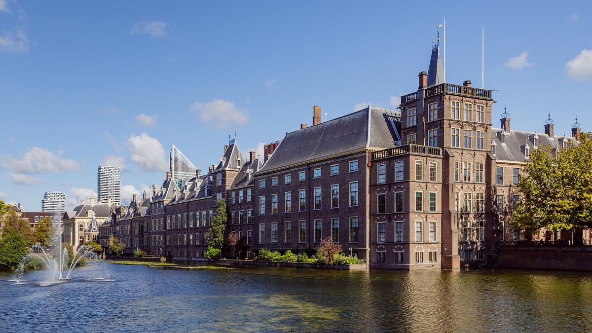 he Hague, The Netherlands: Binnenhof and Hofvijver