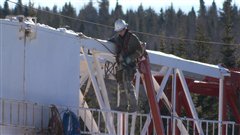Assemblage des équipements de forage au puits Haldimand no 4 au début du mois de janvier. Photo: Radio-Canada.ca